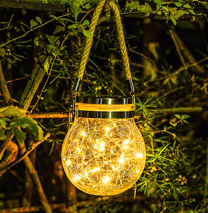 Gwnewch ddefnydd da o lampau solar i greu awyrgylch cynnes a chlyd ar y balconi.