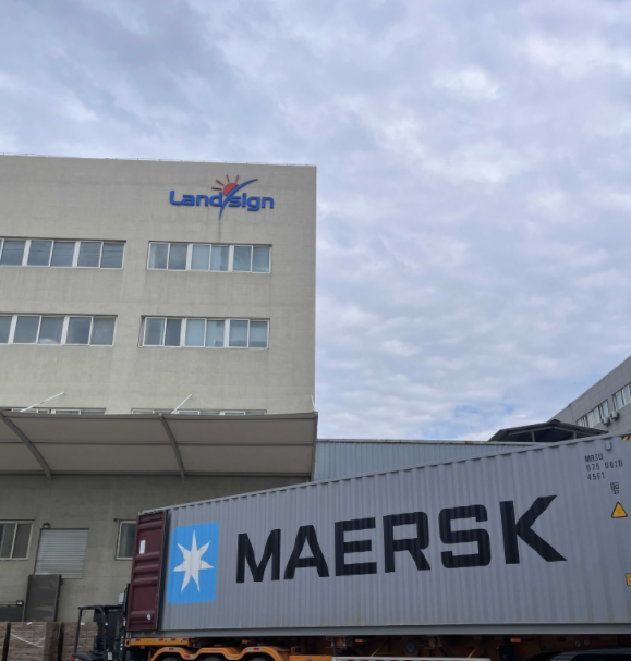 Mae Llwytho a Cludo Cynhwysydd yn Gynnar yn y Bore yn Cychwyn yn Landsign